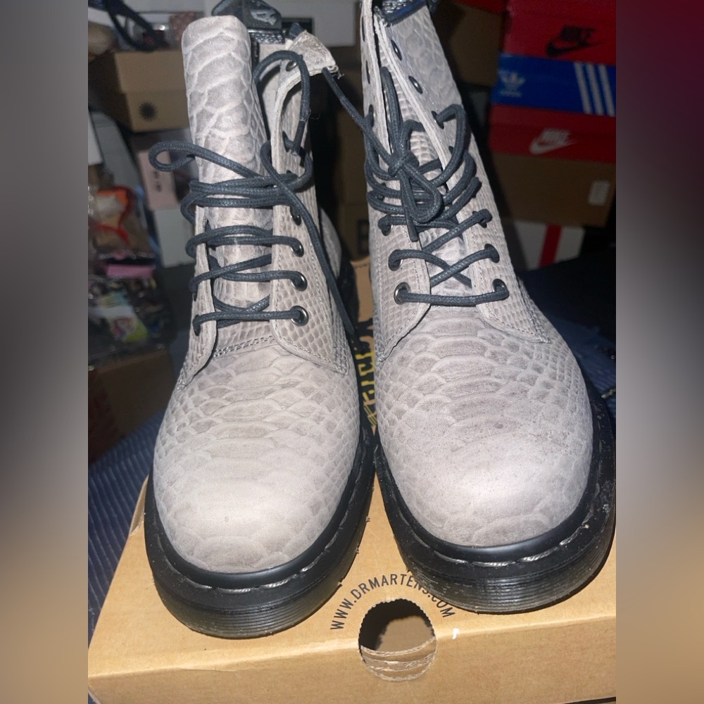 Women’s Dr Martens Gray Python Rare Boots Size 9 … - image 2